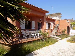 Casa per llogar a Riells L'Escala barri residencial.