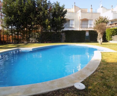 Rent terraced house L’Escala community garden and pool