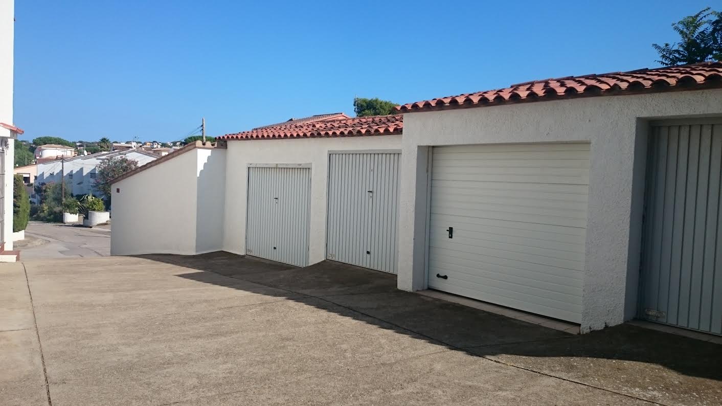 CLOSED AND PRIVATE GARAGE RIELLS BEACH ZONE