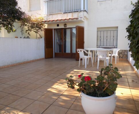 Apartamento en alquiler a planta baja a 100 mts. de la playa de Riells. (Cal Philippe)