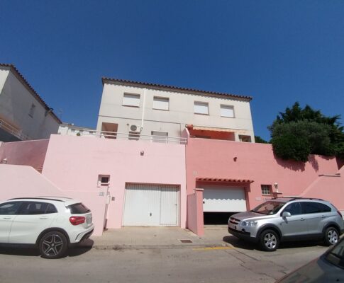 HOUSE NEXT TO THE OLD TOWN WITH PRIVATE GARAGE