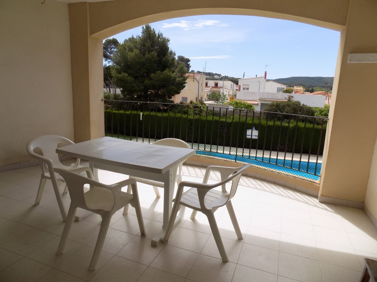 Apartment for rent L’Escala Riells community pool