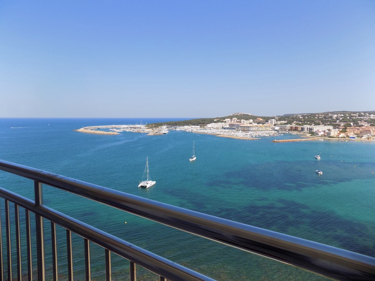 Apartment on the seafront with great sea views L'Escala | Bosch API - High-Rise Leschenaultia Waterfront Rentals For Rent