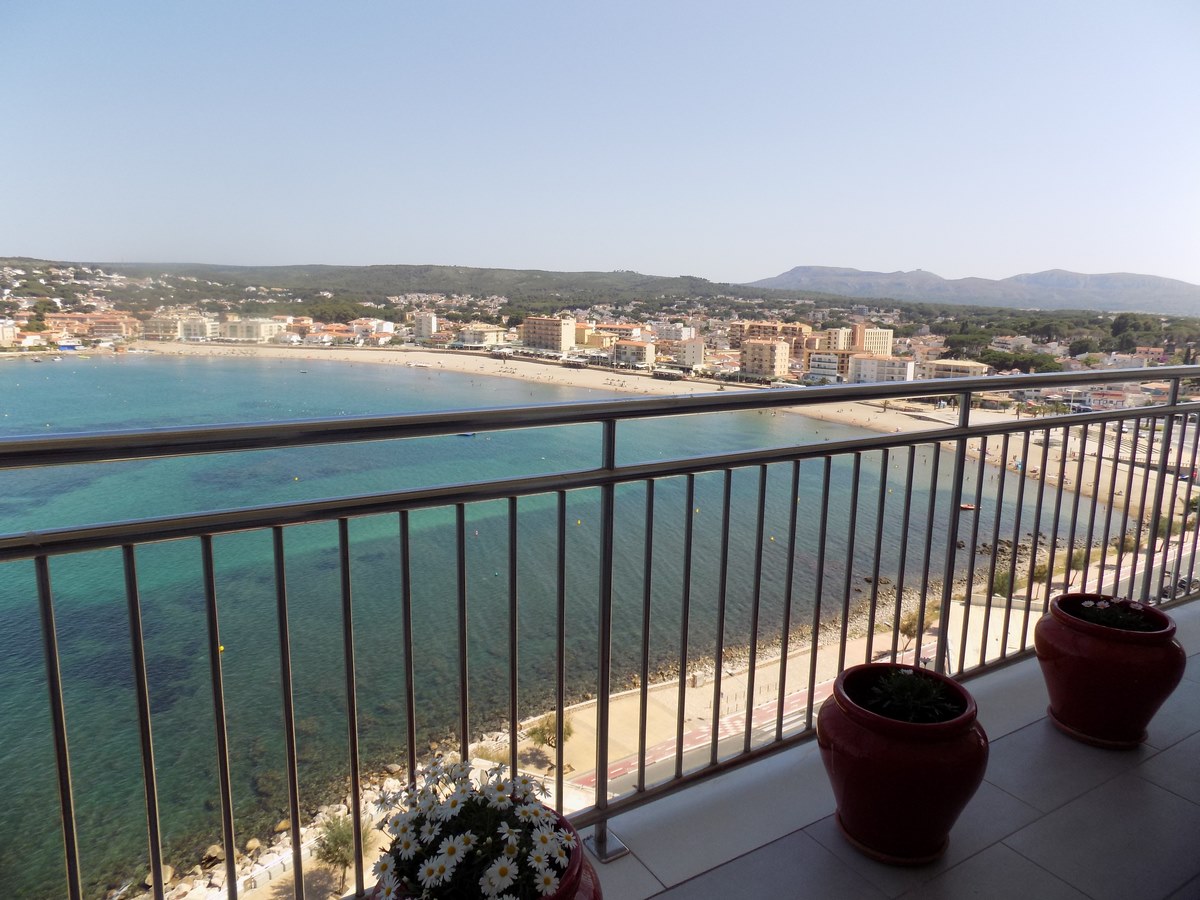 Apartment on the seafront with great sea views L'Escala | Bosch API
