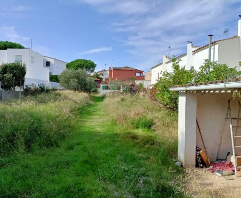 TERRAIN DE 790m2 À CONSTRUIRE À 400 MÈTRES DE LA PLAGE