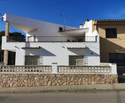 HOUSE NEAR THE OLD TOWN, WITH 2 INDEPENDENT APARTMENTS, LARGE TERRACE AND GARAGE