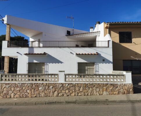 CASA CERCA DEL CASCO ANTIGUO CON 2 VIVIENDAS INDEPENDIENTES, AMPLIA TERRAZA Y GARAJE