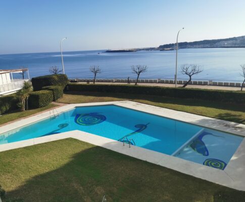 APARTAMENTO A  PRIMERA LÍNEA DE MAR CON AMPLIAS TERRAZAS Y PISCINA COMUNITARIA