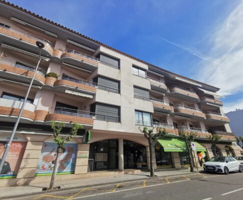APARTAMENT A TOCAR EL CASC ANTIC AMB APARCAMENT I ASCENSOR
