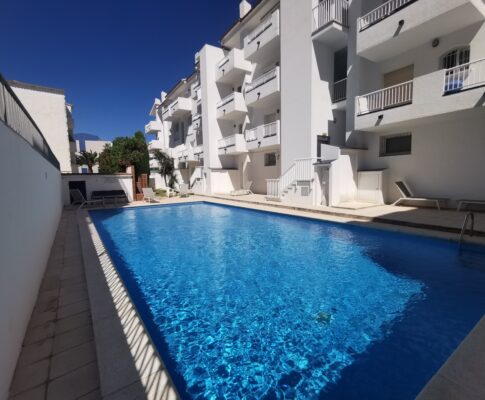 APARTAMENT A PRIMERA LINIA AL PORT AMB PISCINA I GARATGE TANCAT