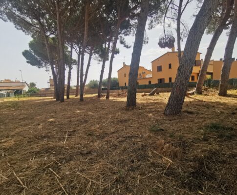 TERRENY DE 1.148m2- L’ESCALA A 200mts DE LA PLATJA